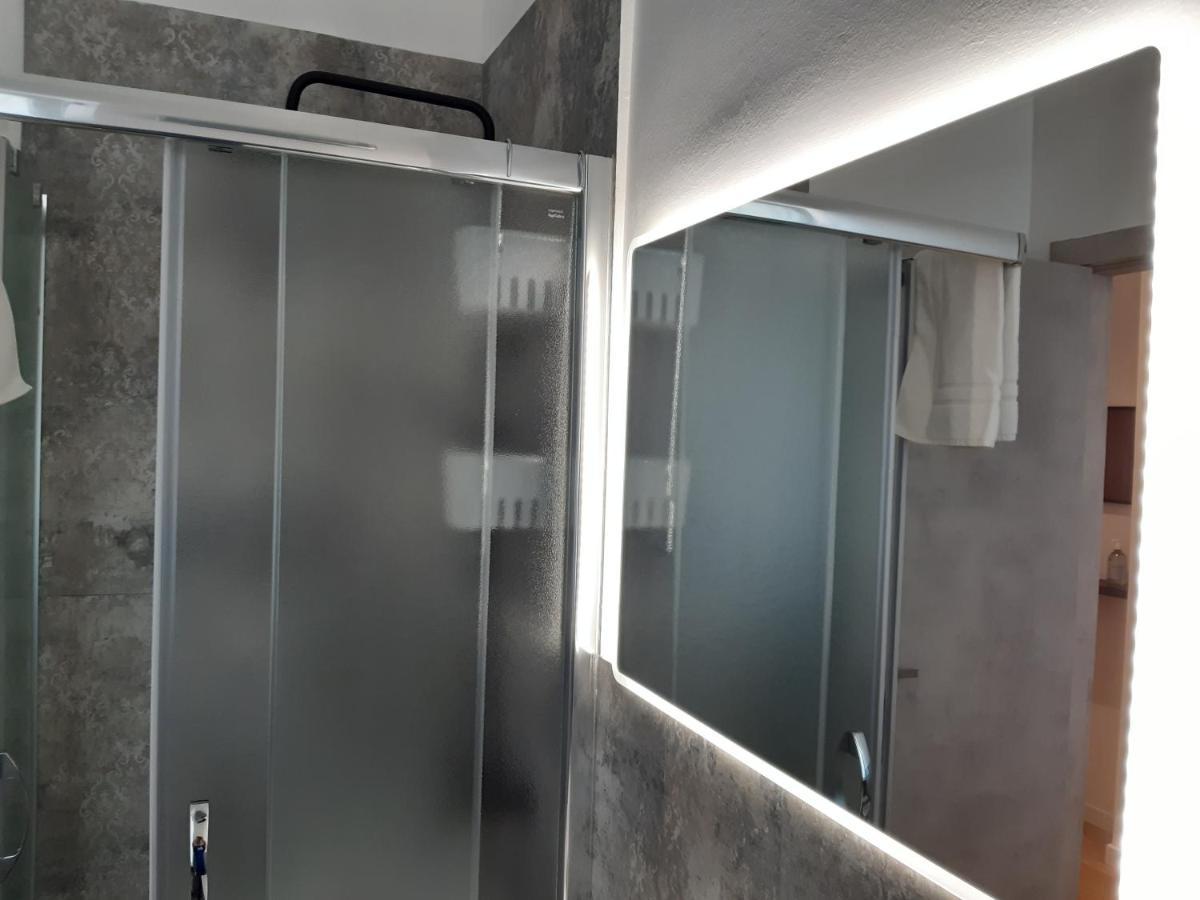 Piazza Mazzini Apartment เลชเช ภายนอก รูปภาพ